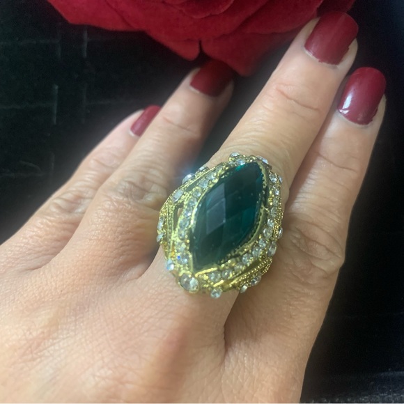 Eye shaped Ring Irregular Zircon Big Green Rhinestones Gold Tone - Picture 1 of 11